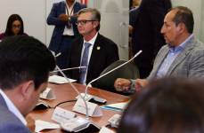 Al fondo, el ministro de Finanzas, Juan Carlos Vega.