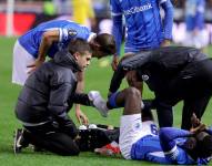 Yaimar Medina recibiendo tratamiento durante el partido del Genk frente a Real Betis Balompie