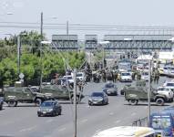 Efectivos militares y policiales requisaron vehículos, motos y buses de transporte público.