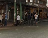 Imagen de policías en Santa Lucía, provincia de Guayas, tras el asesinato de una madre e hijo.