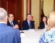 En el centro, el ministro de Finanzas, Juan Carlos Vega, en una reunión el 3 de junio de 2024.