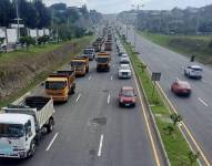 Caravana de vehículos pesados en la Ruta Viva.