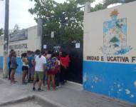 Representantes del colegio Provincia de Cañar decidieron no enviar el martes 19 de septiembre a sus hijos a clases, mientras que otros decidieron retirarlos para salvaguardar su integridad.
