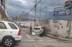 Auto incendiado en Sangolquí