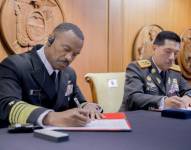El Almirante Alvin Holsey y el General Henry Delgado Salvador firman un Memorando de Acuerdo de Seguridad.
