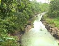 El río del recinto El Roto está contaminado con petróleo.