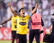 Matías Oyola festeja el pase a las semifinales de la Copa Libertadores 2017 tras vencer por 1-0 al Santos FC, en Brasil.