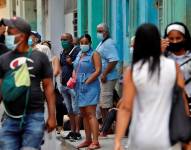Grupos de personas con tapabocas hacen fila para comprar en un mercado en La Habana (Cuba). EFE/ Ernesto Mastrascusa/Archivo