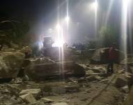 Rocas de gran tamaño obstaculizan la vía E30 Baños - Puyo.
