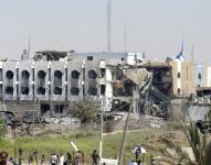 Vista panorámica que muestra los daños en el edificio de la sede de las Naciones Unidas (ONU) en Bagdad, Irak, luego de un atentado suicida con camión bomba que destruyó una parte del edificio.