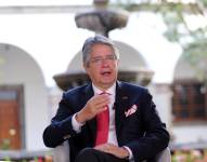 Fotografía cedida por la Secretaría de Comunicación (Secom) de Ecuador, del presidente de Ecuador, Guillermo Lasso, durante una charla con periodistas en el programa organizado periódicamente por la Secom, hoy, en Quito (Ecuador).
