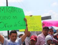 Migrantes ecuatorianos protestaron a las afueras de la estación migratoria en Tapachula, sur de México.