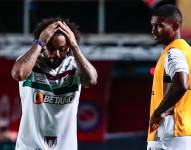 Marcelo, de Fluminense se lamenta tras cometer una falta a Luciano Sánchez, de Argentinos Juniors.