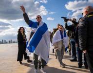 Ohad Ben-Ami (i), uno de los tres israelíes liberados . El grupo islamista Hamás e Israel completaron este pasado sábado un quinto canje en el que fueron liberados tres rehenes israelíes a cambio de 183 detenidos y presos.