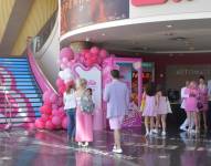Fanáticos llegan a ver el filme Barbie el 20 de julio de 2023, en un cine de Los Ángeles.