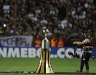 Fotografía de archivo en la que se registró el trofeo de la Copa Libertadores.