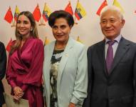 La canciller de Ecuador, Gabriela Sommerfeld (c), posa junto al embajador de China en Ecuador, Chen Gouyou.