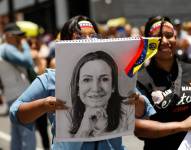 Imagen de agosto de 2024. Simpatizantes sostienen un retrato de María Corina Machado en una protesta en Caracas, Venezuela.