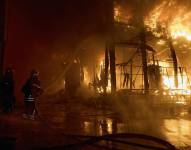 Járkov (Ucrania), 01/10/2025.- Rescatistas ucranianos trabajan para extinguir un incendio en el lugar de un ataque ruso contra un mercado en Járkov, este miércoles. Según el alcalde, Ihor Terekhov, al menos seis personas resultaron heridas después de que las fuerzas rusas lanzaran ataques nocturnos contra Járkov.