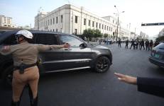 Fotografía que muestra la llegada del vehículo que transporta a la presidenta de Perú, Dina Boluarte, a su llegada a la Fiscalía este viernes en Lima (Perú).