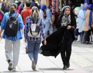Imagen de archivo de mujeres con y sin velo en Teherán)