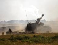 Una unidad israelí de artillería dispara hacia objetivos en la Franja de Gaza.