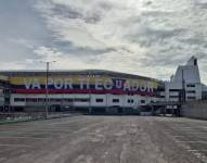 La bandera de Va por ti Ecuador en el estadio Rodrigo Paz Delgado.