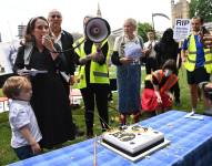 Stella Moris, pareja y mamá de los hijos de Assange, durante la celebración.