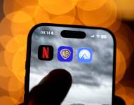 Los logotipos de las aplicaciones de Netflix, Warner y Paramount en una pantalla de un teléfono inteligente.