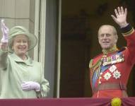 La reina Isabel II y el Duque de Edimburgo saludan desde el Palacio de Buckingham de Londres en junio de 2001. EFE/EPA PHOTO-PA-JOHN STILLWELL