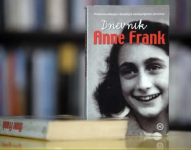 Una de las más de 70 traducciones del diario de Ana Frank.