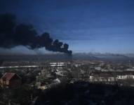 Humo sale de un aeropuerto militar en Chugúyev, cerca de Járkov, en el este del país.
