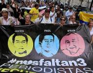 Varios comunicadores realizaron un plantón en la plaza Rocafuerte frente a la iglesia San Francisco en apoyo a los compañeros secuestrados.