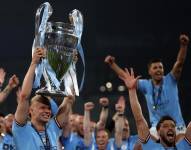 Erling Haaland del Manchester City levantando el trofeo de la Champions League este sábado 10 de junio del 2023.