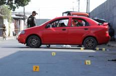 En Los Helechos, dos hombres fueron baleados la tarde de este martes 19 de septiembre. Uno de ellos murió y otro resultó herido.