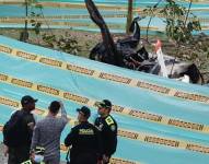 Miembros de la Policía acordonan la zona donde se accidentó una aeronave.