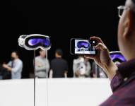 Un hombre toma fotografías de las gafas Apple Vision Pro durante la Conferencia de Desarrolladores de Apple, en una fotografía de archivo.