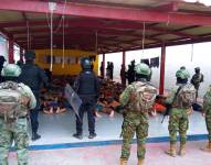 Militares y policías someten a las personas privadas de la libertad.