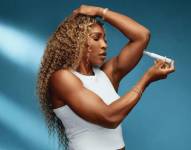 Serena Williams posando como si estuviera inyectándose.