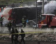 Bomberos controlan un incendio luego del accidente de un camión de gas este miércoles, en Ciudad de México (México).