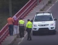 Personal de la Policía interviene para evitar que una persona se quite la vida en el puente sobre el río Chiche.