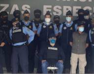 Fotografía de archivo de autoridades mientras presentan al expresidente hondureño Juan Orlando Hernández (c) en la dirección de las Fuerzas Especiales tras su captura en Tegucigalpa, Honduras. EFE/ Gustavo Amador
