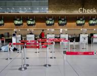 Personas esperan en el aeropuerto El Dorado de Bogotá (Colombia), en una fotografía de archivo.