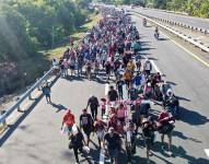 Migrantes que integran el 'Viacrusis migrante' caminan en caravana este miércoles, en el municipio de Villa Comatitlán en el estado Chiapas (México).