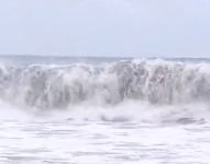 Imagen de olas grandes en la playa de Salinas, Santa Elena, durante un feriado en 2024.