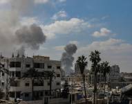 El humo se eleva después de un ataque aéreo israelí en la ciudad de Gaza, Franja de Gaza, 16 de septiembre de 2025