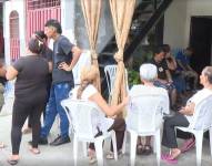 En la imagen varias personas están reunidas en la velación del cuerpo de una mujer. Foto: Captura de video