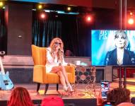 Paulina Rubio y Alejandra Guzmán (en pantalla) ofrecieron una rueda de prensa a propósito de su gira Perrísimas.