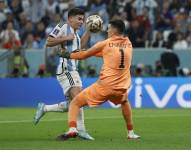 Julián Álvarez (i) definió por encima del portero de Croacia Livakovic y fue derribado. El juez sancionó penal.