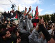 Prisioneros palestinos tras ser liberados.